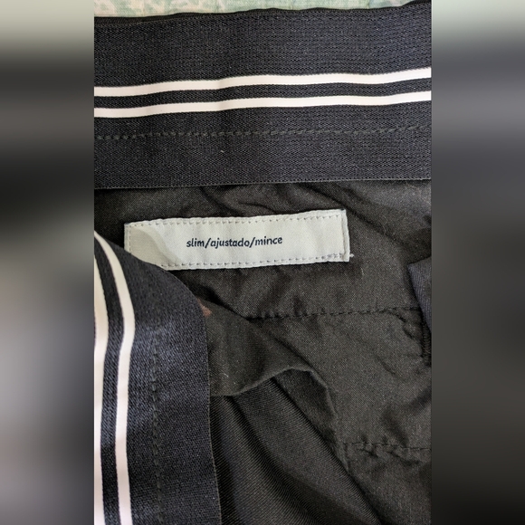 Amazon essentials Men's Black Pants. Slim 30x30". - Picture 2 of 7